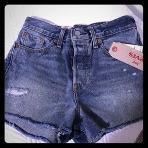 NWT Levi’s Wedgie shorts Size 25